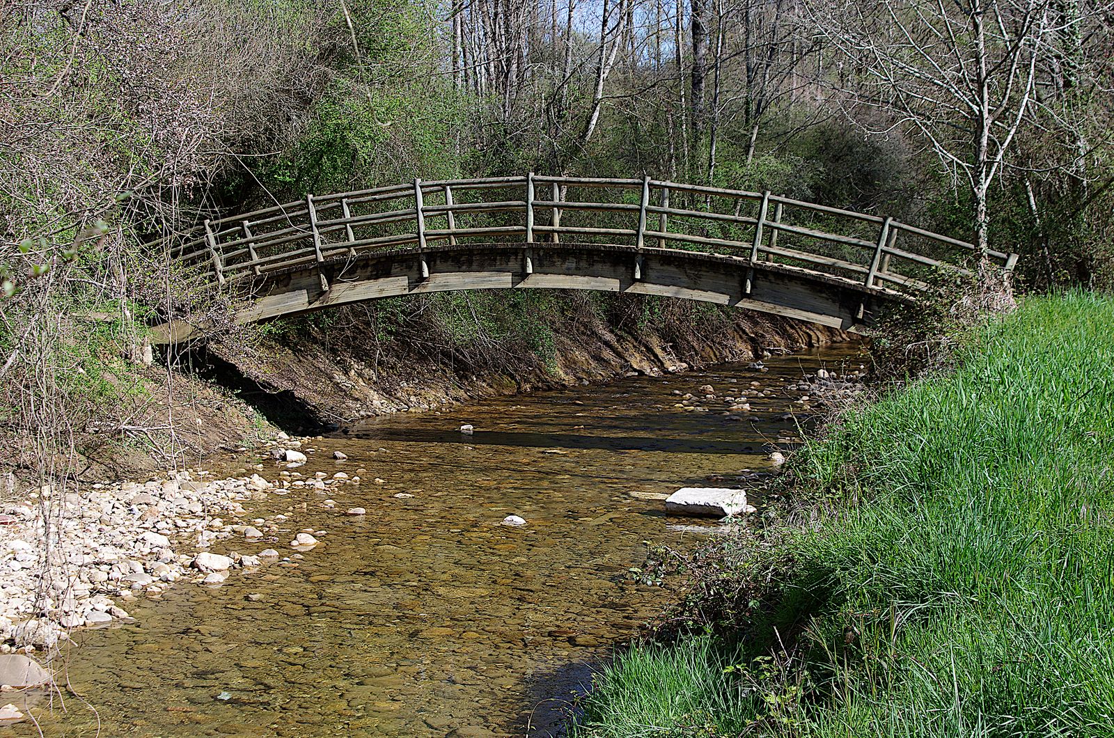 Passerelle sur la riviere 2023 04 08 Arret Darre 02